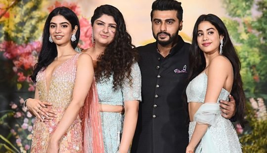 Jhanvi con su hermano Arjun Kapoor y hermanas