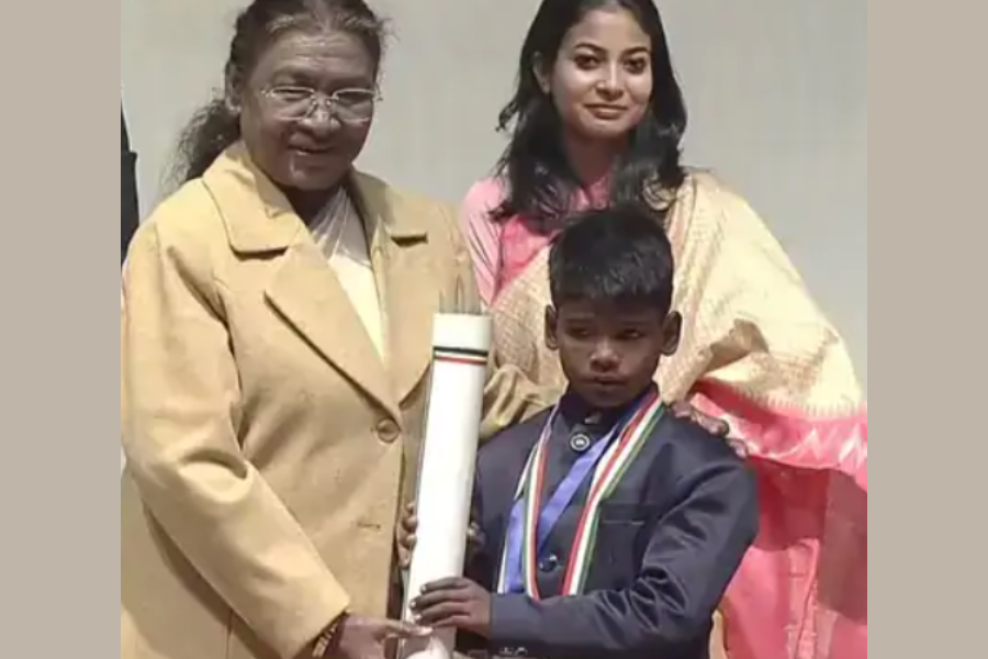 President Droupadi Murmu Presents National Child Award to 17 Young Achievers on Veer Bal Diwas