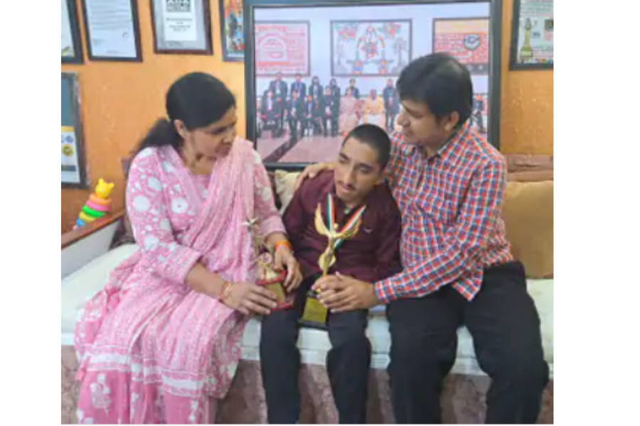 18-Year-Old Om Vyas from Gujarat Shines Nationally by Memorizing 2,000 Verses, Wins President’s Award