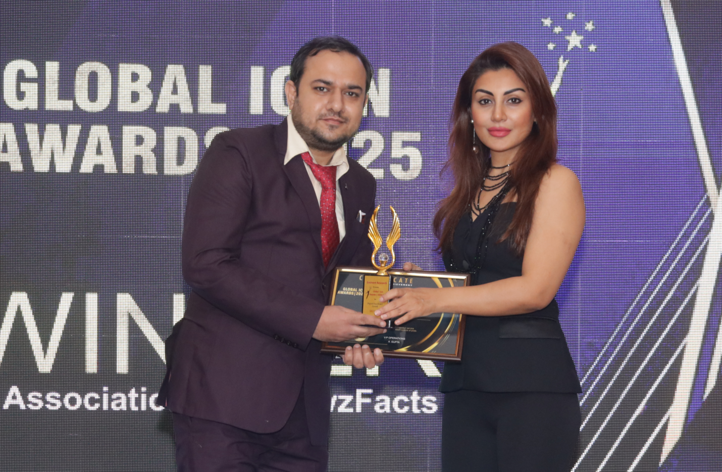 Seospidy CEO Rahul Sharma Receives the Digital Excellence Award 2025 at Global Icon Awards Ceremony Award Presented by Bollywood Actress Rimi Sen