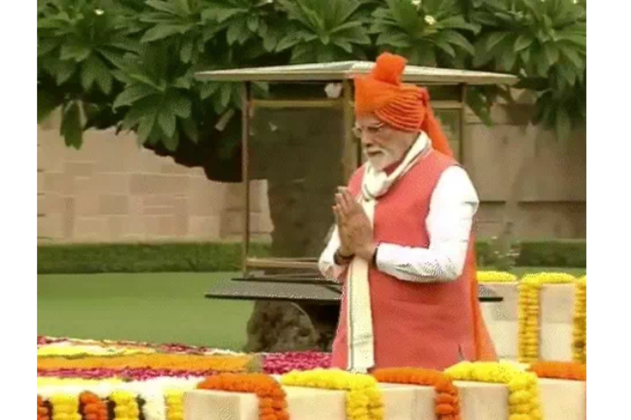Historic Independence Day: PM Modi Hoists Tricolour for 12th Time, Showers of Petals and Emotional Tributes Highlight Ceremony