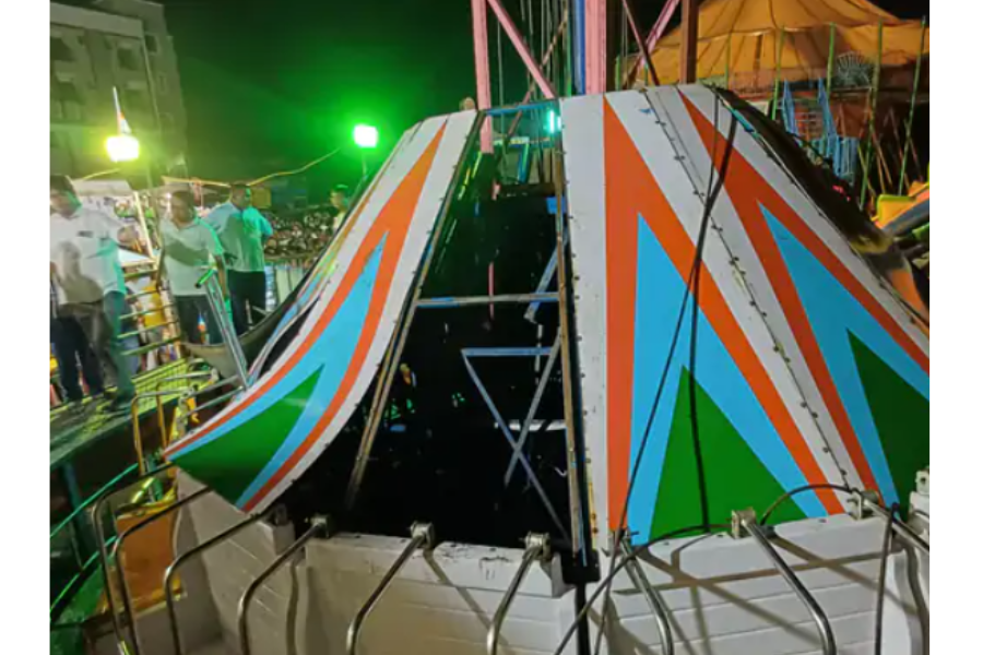 Tragedy at Navsari Fair: 50-Foot Tower Ride Collapses, Five Injured Including Two Children