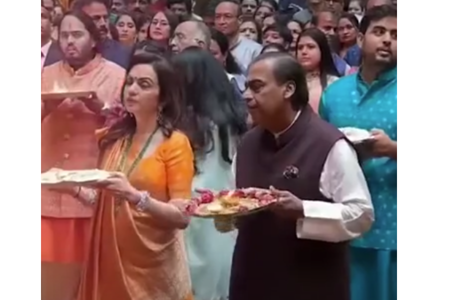 Ambani Family Welcomes Ganpati Bappa at Antilia, Shah Rukh Khan and Bollywood Stars Join the Festivities