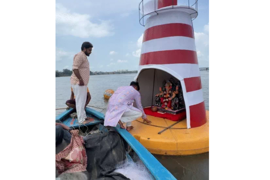 Surat’s Unique Ganesh Installation: Floating Lighthouse-Themed Mandap on Tapi River Draws Devotees