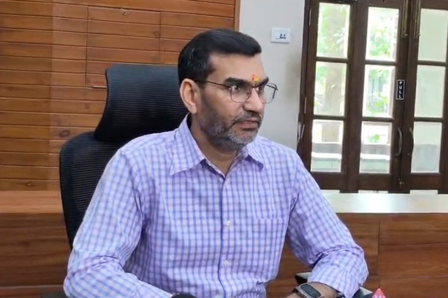 Rajkumar Beniwal takes charge as Surat Municipal Commissioner with a vision to strengthen civic services and make Surat a world-class city.